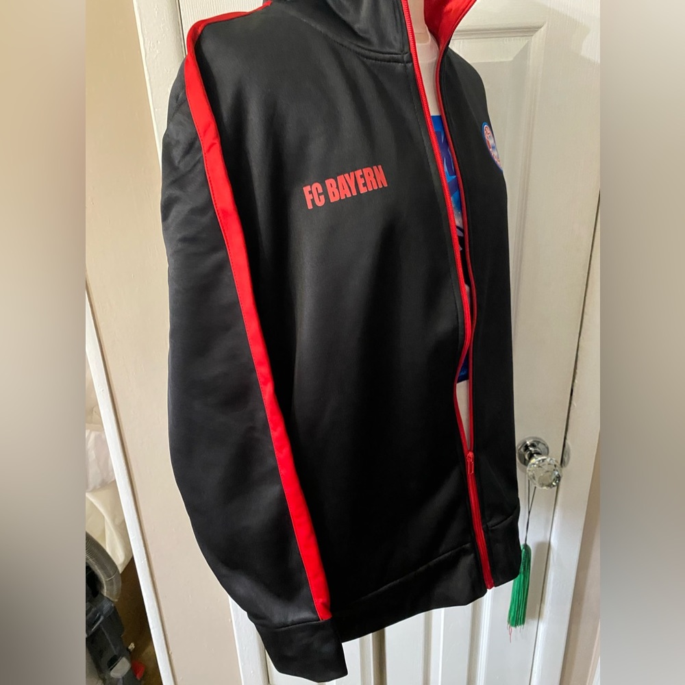 NWT FC Bayern Munchen Black Track Jacket - Size M - Picture 2 of 7